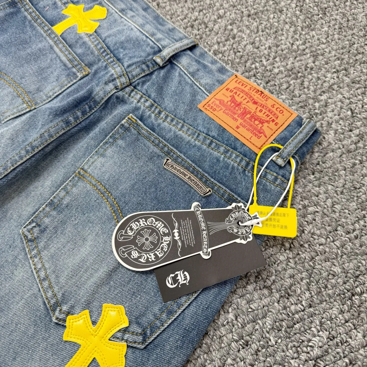 P240 Style No.: H838 Chrome Hearts & Chrome Hearts High-end Chrome hearts blue and yellow leather cross patchwork leather jeans, the same style as the trendy uncle. Original hardware accessories, washed and other elevators, QR code analysis are all purchased from the original factory, high degree of restoration, you are welcome to compare with a certain product~ Three-dimensional version, loose and comfortable, not picky about the figure, taller and slimmer, factory Seiko, original quality control, same style for men and women, can be matched with couples, versatile recommendation, must-have jeans for all seasons, fashionable people have been disappointed From the quality selection of fabrics, the tailoring of details, and the matching of patterns, everything is impeccable! The upper body is so handsome when worn...it can be easily worn by men, women and children! The craftsmanship is made of heavy-duty washed pure cotton denim fabric. After washing, it is soft and thick and looks very stylish when worn. Size: 28, 30, 32, 34 Color: blue